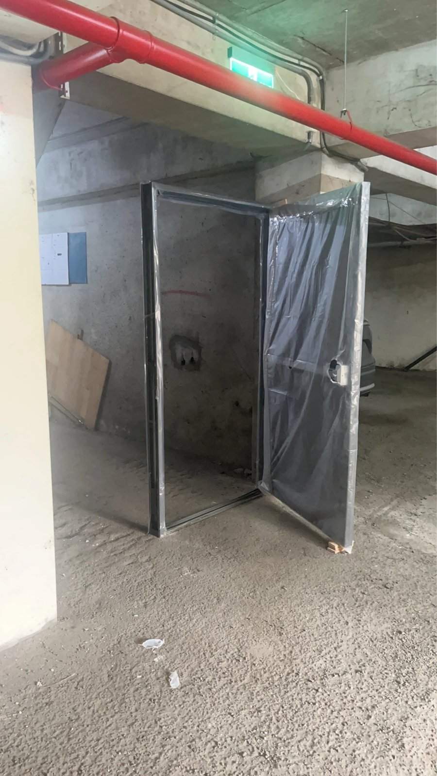 桃園大園社區地下停車場,剛裝好的鋼製防火門 F60A,保護膜還沒撕
