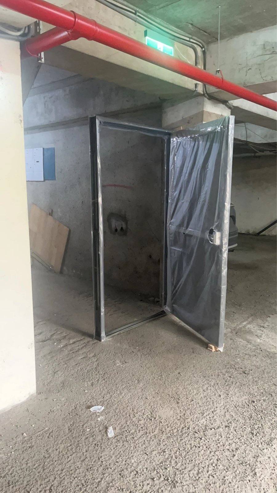 桃園大園社區地下停車場,剛裝好的鋼製防火門 F60A,保護膜還沒撕