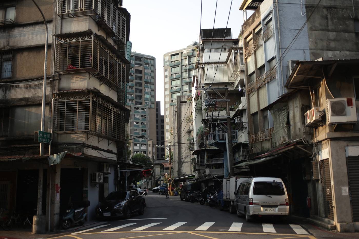 老公寓林立的狹窄街道