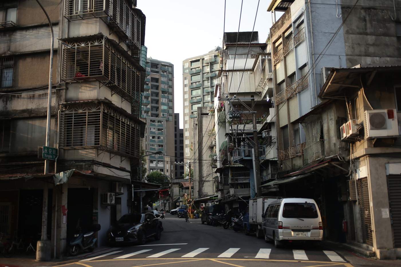 老公寓林立的狹窄街道