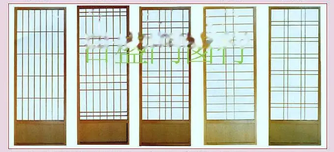 和室門:五片障子門並排,格子窗配下方木板