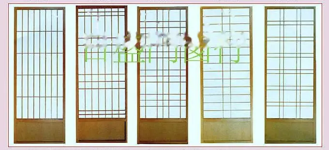 和室門:五片障子門並排,格子窗配下方木板